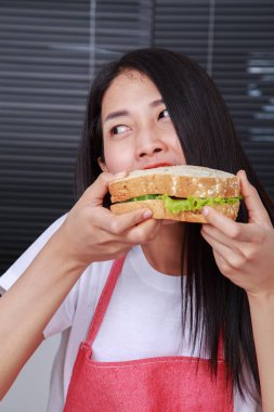 mutfak oda içinde bir sandviç yeme kadın 