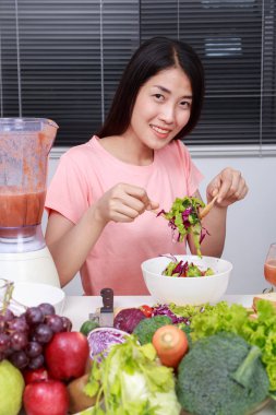 salata yemek mutfak oda içinde kadın