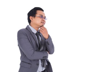 Beyaz arka plan üzerinde izole düşünce ile takım elbiseli adam
