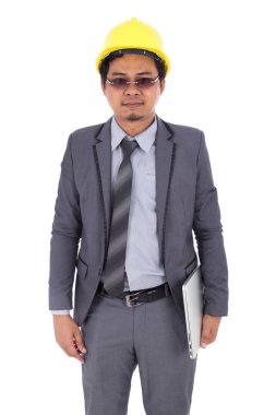 Beyaz arka plan üzerinde izole holding dizüstü bilgisayar mühendisi