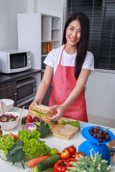 Mulher preparando um sanduíche na sala de cozinha — Fotografia de Stock