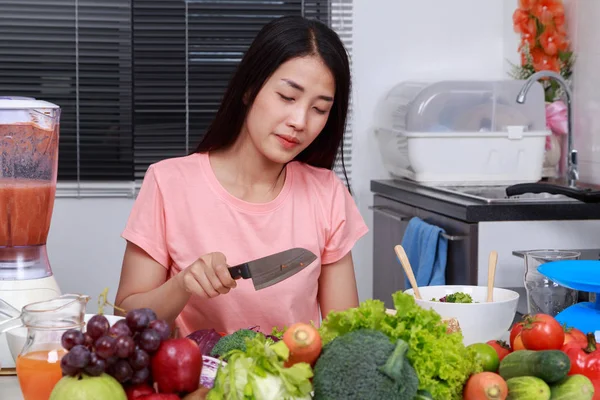 Donna depressa che cucina con coltello in cucina — Foto Stock