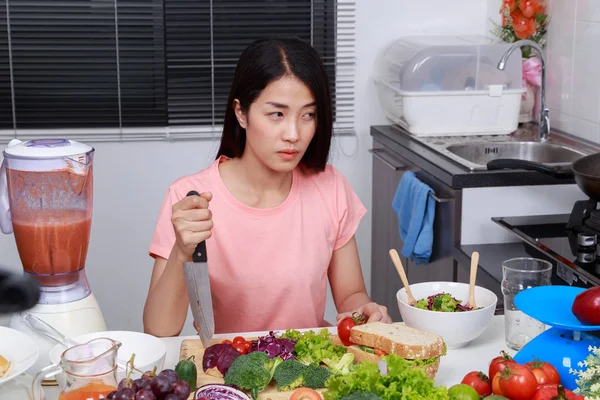 Mulher deprimida cozinhar com faca na sala de cozinha — Fotografia de Stock