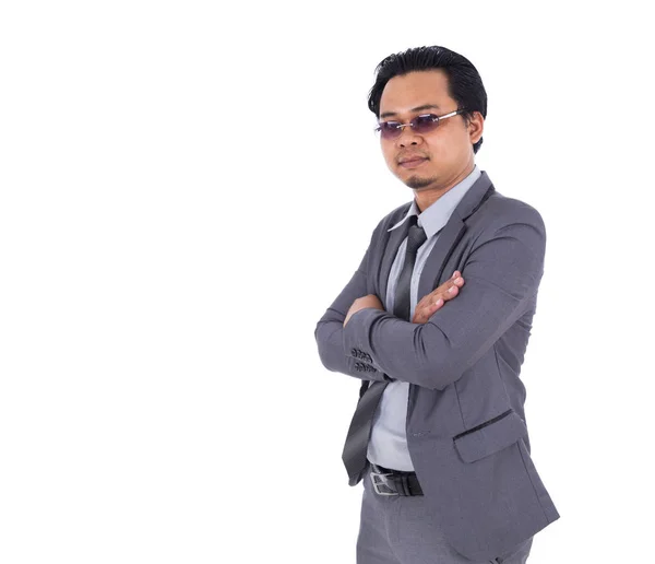 Uomo d'affari in giacca e cravatta con braccia incrociate isolato su dorso bianco — Foto Stock