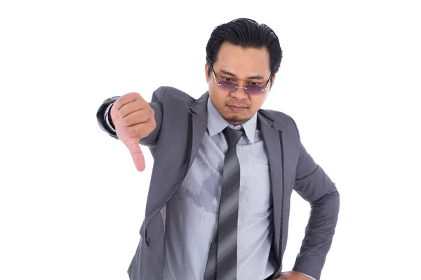 Homem de negócios de terno com polegar para baixo isolado em backgroun branco — Fotografia de Stock