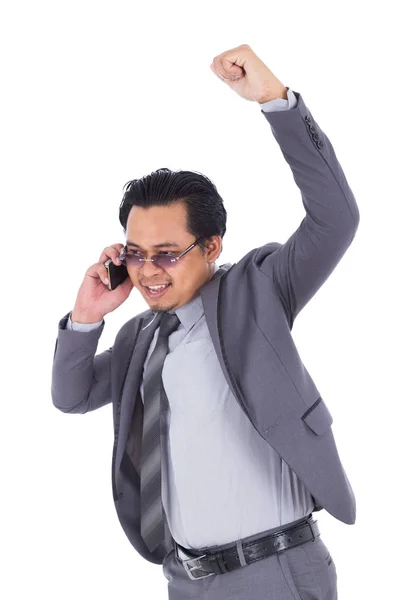 Hombre de negocios feliz hablando en smartphone con brazo levantado aislado —  Fotos de Stock