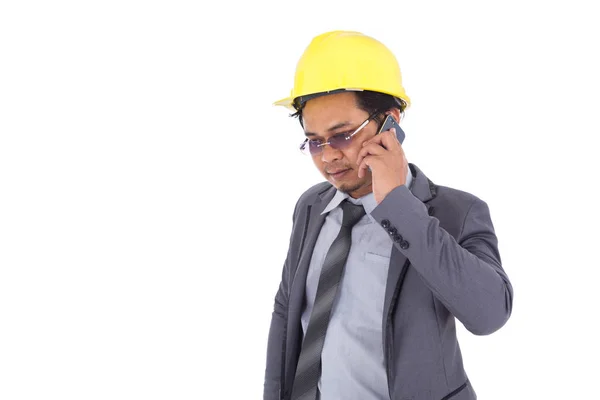 Engenheiro usando telefone celular isolado no fundo branco — Fotografia de Stock