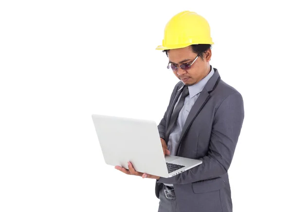 Ingenieur met behulp van laptop geïsoleerd op witte achtergrond — Stockfoto
