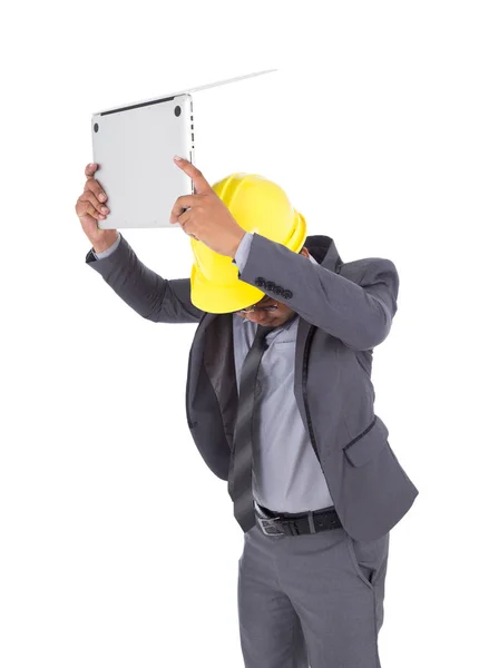 Очень злой инженер выбрасывает свой ноутбук изолированный на Уит — стоковое фото