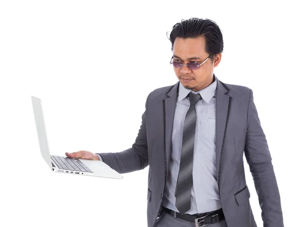 흰색 배경에 고립 된 노트북을 들고 하는 사업가 — 스톡 사진