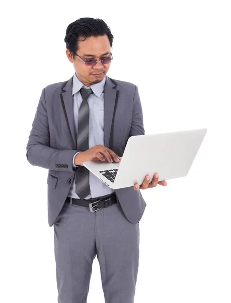 흰색 배경에 고립 된 노트북을 들고 하는 사업가 — 스톡 사진