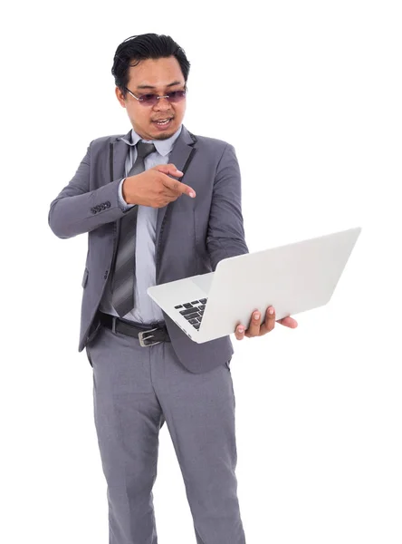 Бизнесмен держит ноутбук изолирован на белом фоне — стоковое фото