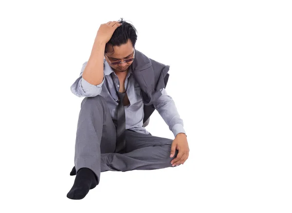 Homem de negócios estressado tocando a cabeça e pensando isolado em — Fotografia de Stock