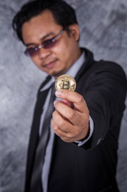 Altın bitcoin elinde tutan adam