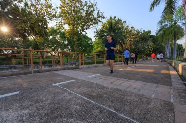 kimliği belirsiz ziyaretçi Benjakitti Park Bangkok çalışan