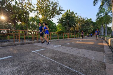 kimliği belirsiz ziyaretçi Benjakitti Park Bangkok çalışan