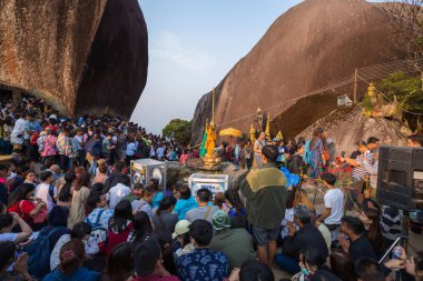 kimliği belirsiz kişi ibadet Buda'nın ayak izi seyahat