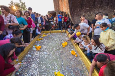 kimliği belirsiz kişi ibadet Buda'nın ayak izi seyahat