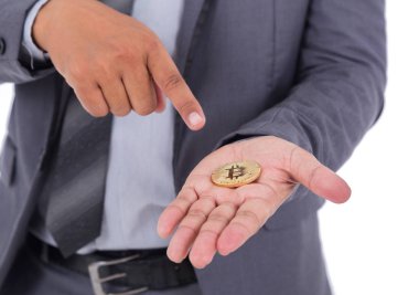 Beyaz arka plan üzerinde izole iş adamın elinde bitcoin