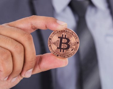 iş adamı elinde bronz bitcoin