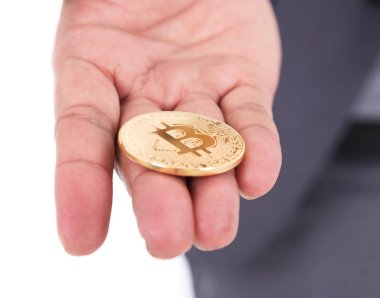 bitcoin üzerinde beyaz izole takım elbise ile iş insanın elinde 