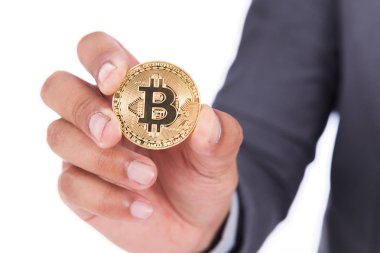 bitcoin üzerinde beyaz izole takım elbise ile iş insanın elinde 