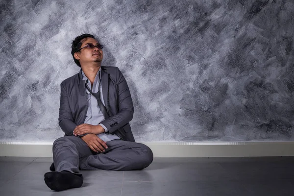 Depressief zakenman zittend op de vloer — Stockfoto