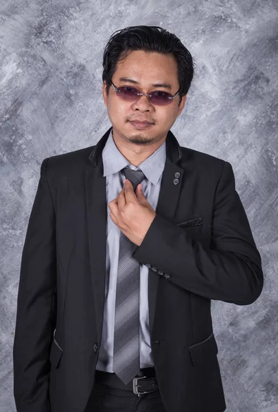 Obchodní muž v obleku stanovení kravatu — Stock fotografie