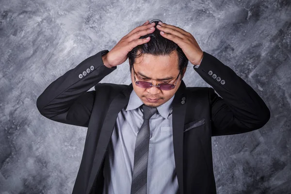 Hombre de negocios en traje con dolor de cabeza y problemas —  Fotos de Stock