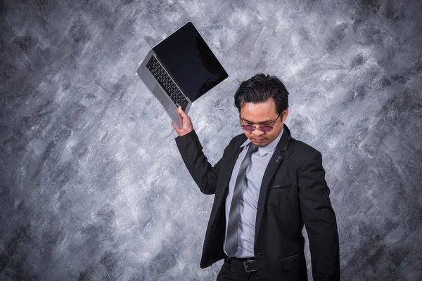 Hombre de negocios enojado está tirando su portátil — Foto de Stock