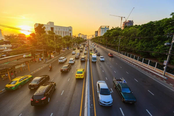 Verkehr auf der ngamwongwan straße an der kasetsart universität in bangkok, — Stockfoto