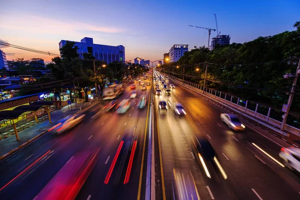 Verkehr auf der ngamwongwan straße an der kasetsart universität in bangkok, — Stockfoto