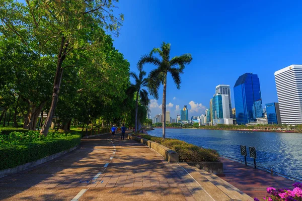 Oidentifierad besökare kör i Benjakitti park i Bangkok — Stockfoto