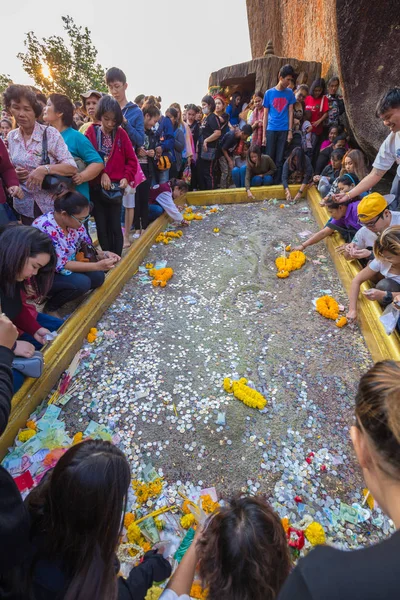 Unidentified people traveling to worship the footprint of Buddha — Stock Photo, Image