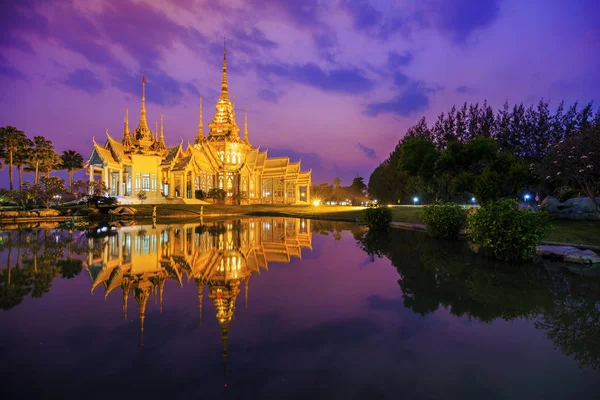 Wat Ninguno templo de Kum en Nakhon Ratchasima, Tailandia —  Fotos de Stock