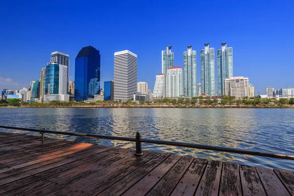 Vue sur la ville au parc Benjakitti, Bangkok, Thaïlande — Photo