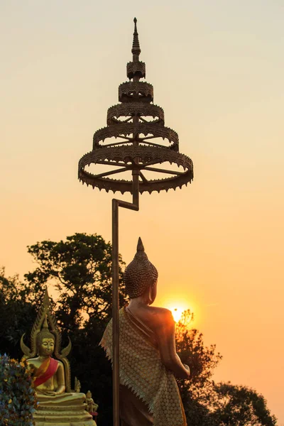 Estatua de Buda con luz solar en la montaña Khao Khitchakut, Chantha —  Fotos de Stock
