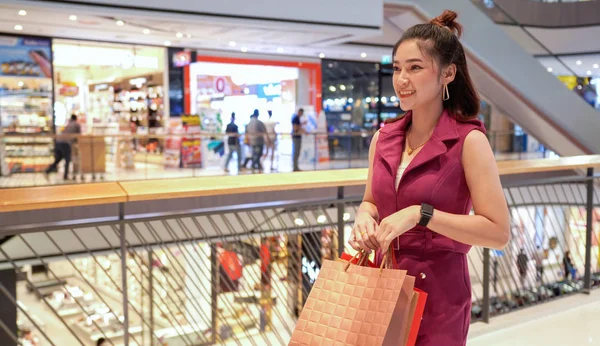 Γυναίκα περπάτημα με τσάντες ψώνια στο εμπορικό κέντρο — Φωτογραφία Αρχείου