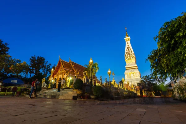 Cérémonie des personnes non identifiées pour adorer à Wat Phra Ce phanome — Photo
