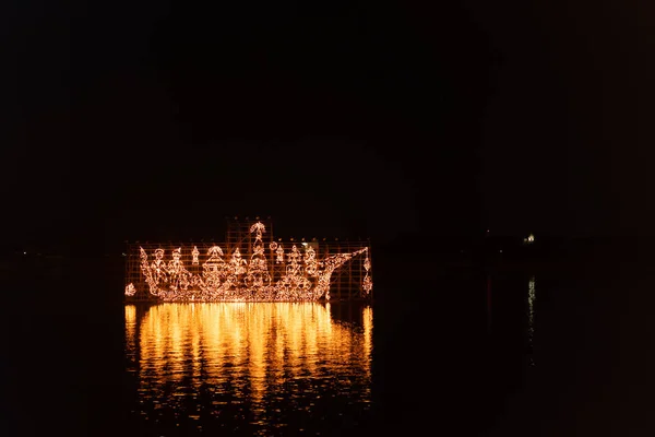 Traditional fire boat floating in Mekong river at night in Nakho — Stock Photo, Image