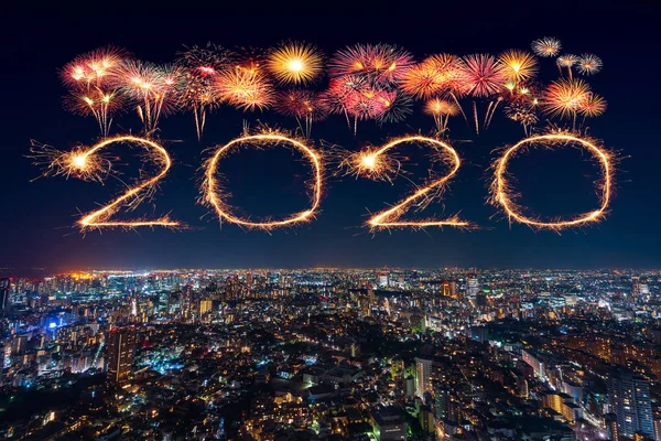 2020 Feliz Ano Novo fogos de artifício sobre a paisagem urbana de Tóquio à noite, japonês — Fotografia de Stock