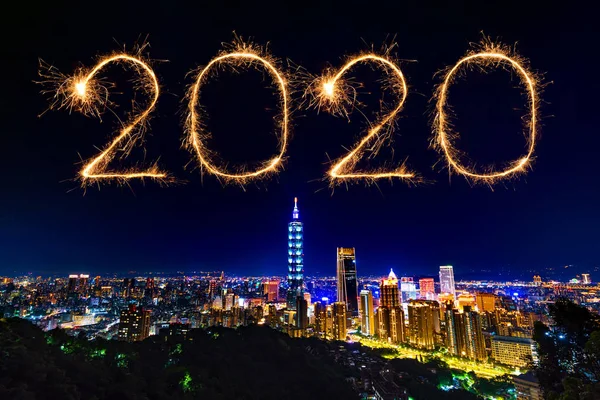 2020 สุขสันต์วันปีใหม่เหนือภูมิทัศน์เมืองไทเปในเวลากลางคืน ทา — ภาพถ่ายสต็อก