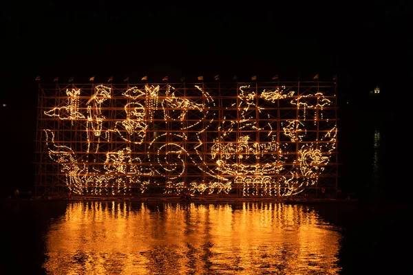 Traditionell brandbåt flyter i Mekong floden på natten i Nakho — Stockfoto