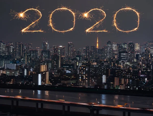 2020 สุขสันต์วันปีใหม่เหนือภูมิทัศน์เมืองโตเกียวในเวลากลางคืนญี่ปุ่น — ภาพถ่ายสต็อก