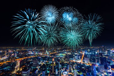 Geceleri, Tayland Bangkok cityscape üzerinde kutluyor havai fişek