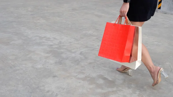 Piernas femeninas caminando con bolsas de compras — Foto de Stock