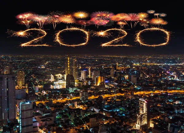 2020 Focuri de artificii de Anul Nou fericit peste peisajul orașului Bangkok noaptea, T — Fotografie, imagine de stoc