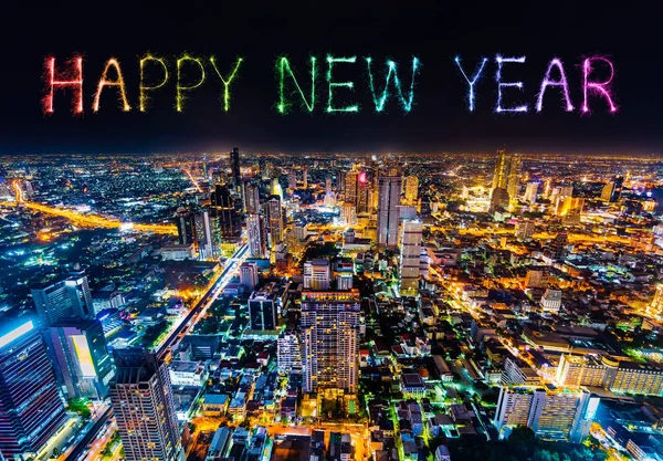 Gece vakti Bangkok şehri üzerinde yeni yıl havai fişekleri, Tayland — Stok fotoğraf