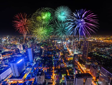 Geceleri, Tayland Bangkok cityscape üzerinde kutluyor havai fişek