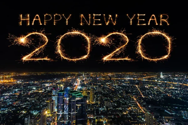 2020 สุขสันต์วันปีใหม่ เหนือกรุงเทพมหานครในเวลากลางคืน — ภาพถ่ายสต็อก